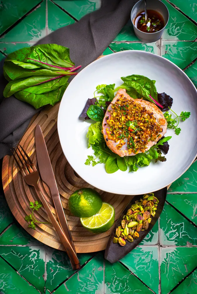 Photographie culinaire de steak de thon en croûte de pistache par Watson Creation à Strasbour